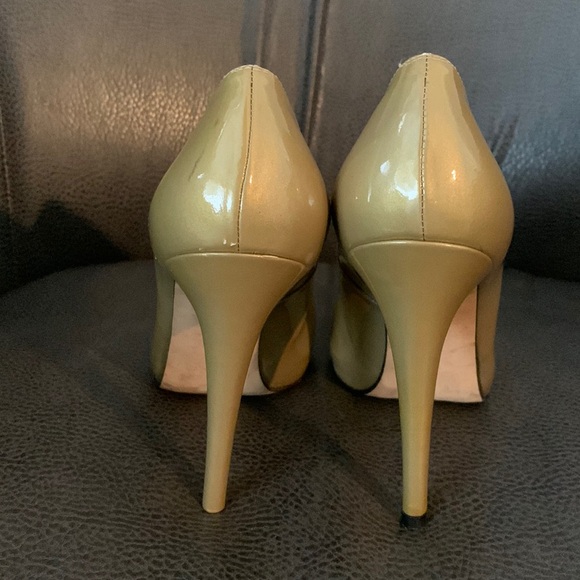 Stuart Weitzman champagne patent leather heels size 8 - Picture 6 of 13